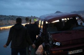 BELEDİYEYE AİT İŞ MAKİNASINA ÇARPTI, 3 KİŞİ YARALANDI...